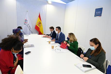 30/10/2021. Cumbre del G20. El presidente del Gobierno, Pedro Sánchez, junto a la delegación española, se reúne con la directora general de ...